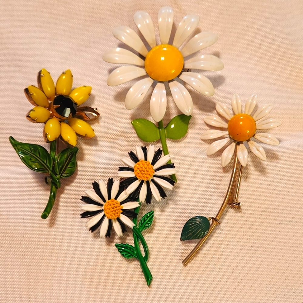 Vintage Daisy Pins x 4